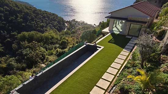 Pose de gazon synthétique