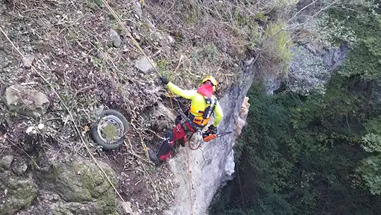 Débroussaillement sur terrains difficiles