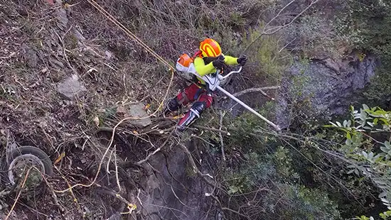 Débroussaillement de zones escarpées