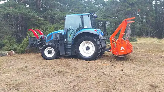 Débroussaillement avec tracteur